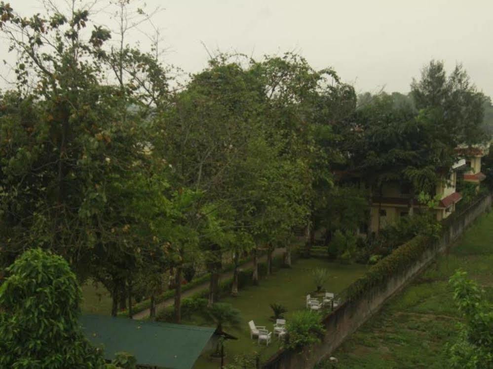 Hotel Rainforest Sauraha Exterior foto