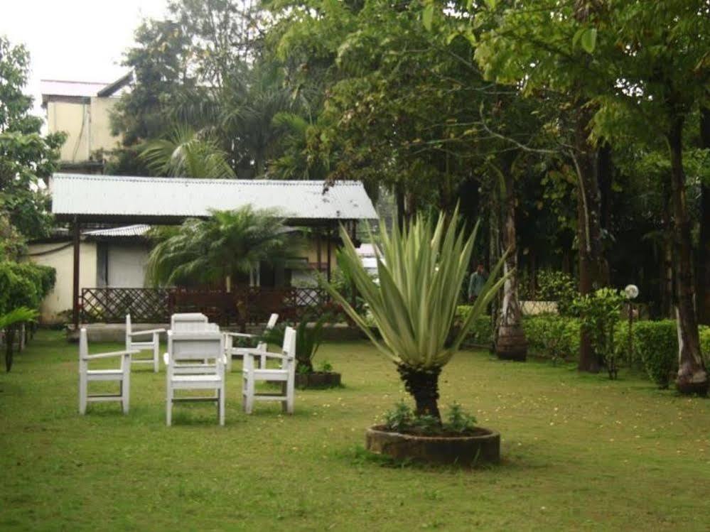 Hotel Rainforest Sauraha Exterior foto