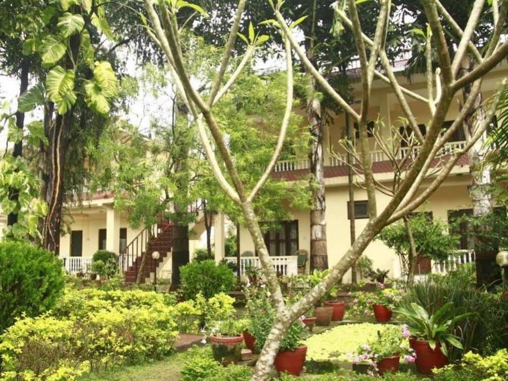 Hotel Rainforest Sauraha Exterior foto