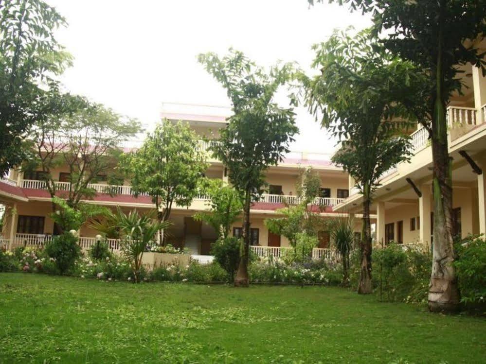 Hotel Rainforest Sauraha Exterior foto