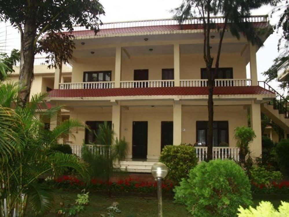 Hotel Rainforest Sauraha Exterior foto