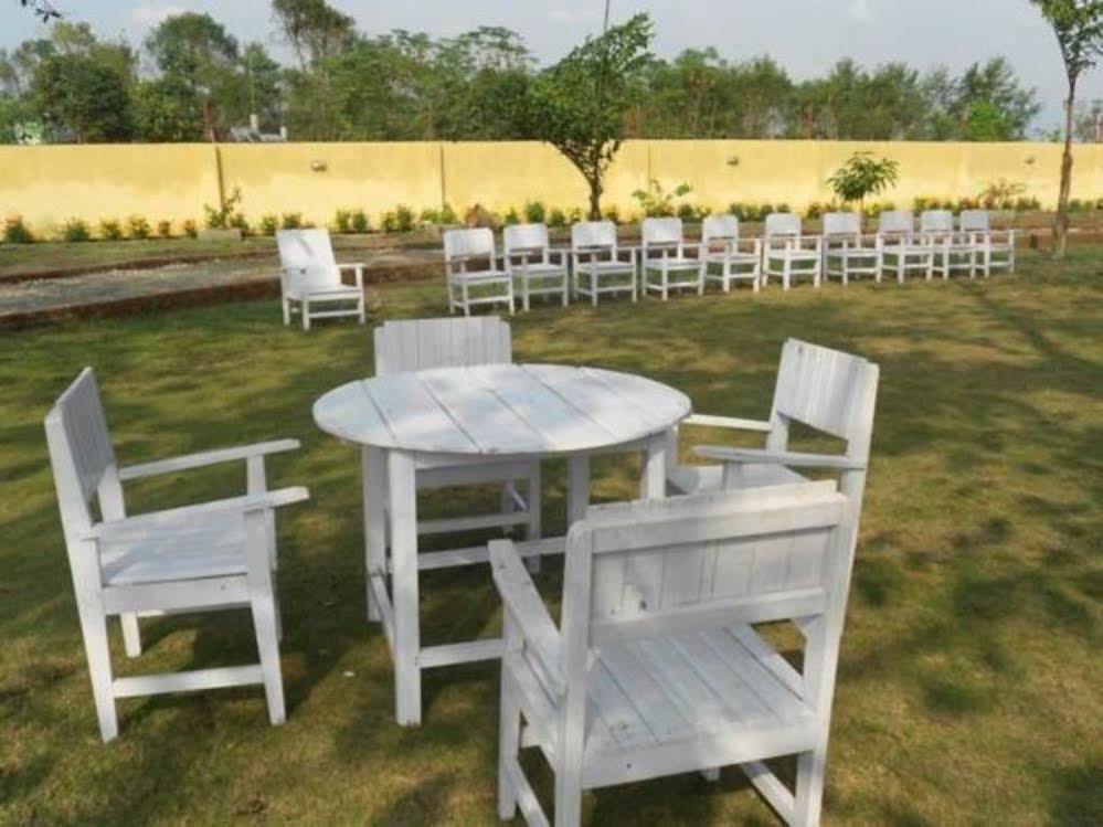 Hotel Rainforest Sauraha Exterior foto
